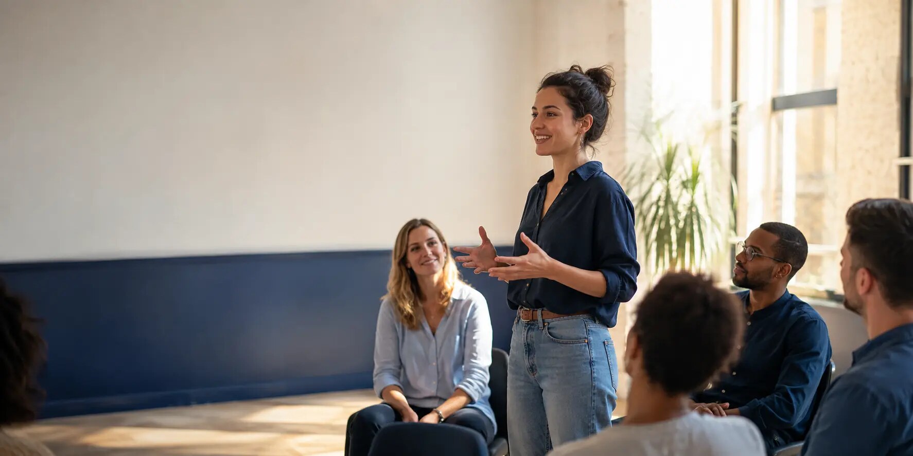 Une participante s’exprime devant un groupe attentif